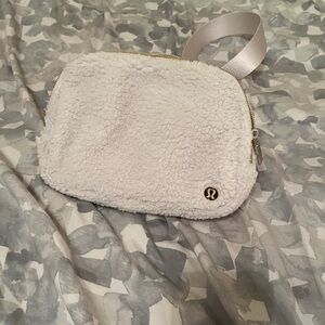 Lululemon Everywhere Belt Bag large 2L- white fleece